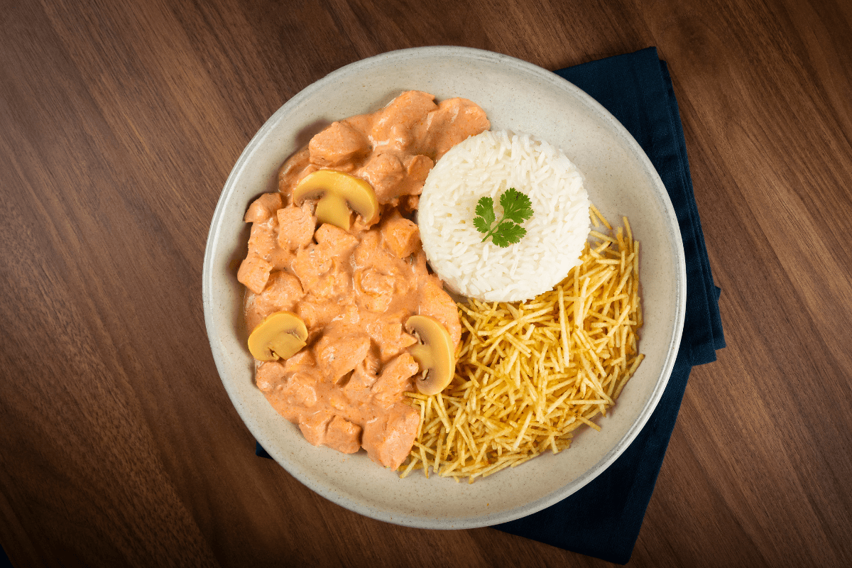 brazilian strogonoff with rice and potato sticks